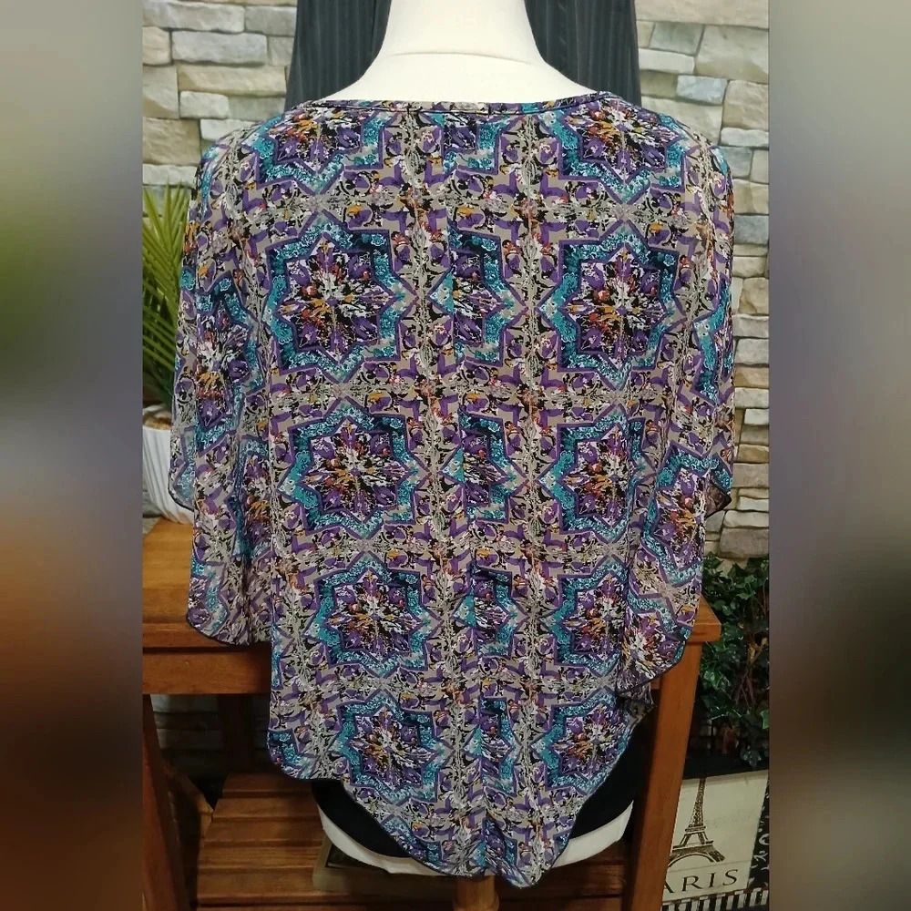 Notations Geometric Large Layered Flutter Blouse‎ - Picture 5 of 7